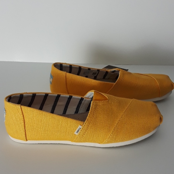 Toms yellow/gold new w/out box classic Venice 6.5 - Picture 2 of 5